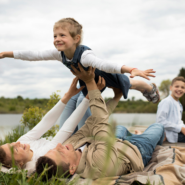 Un homme et une femme participent à des activités familiales ensemble, souriant et interagissant joyeusement.